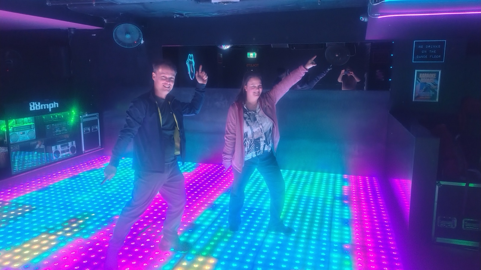 Beleuchtete Tanzfläche in einem Nachtclub mit farbigem Licht.
