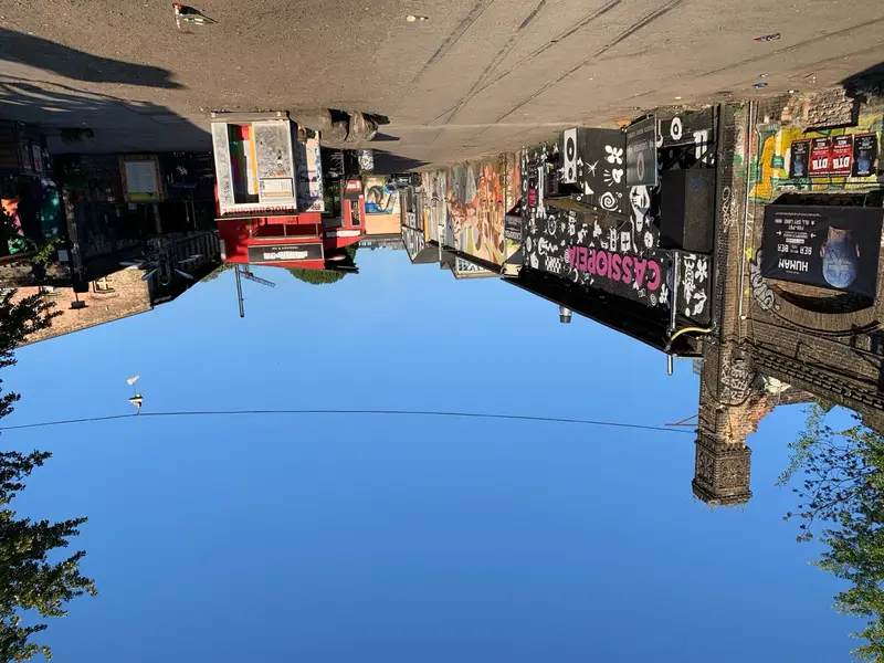 Das RAW-Gelände in Berlin-Friedrichshain mit alternativen Clubs und Streetart.