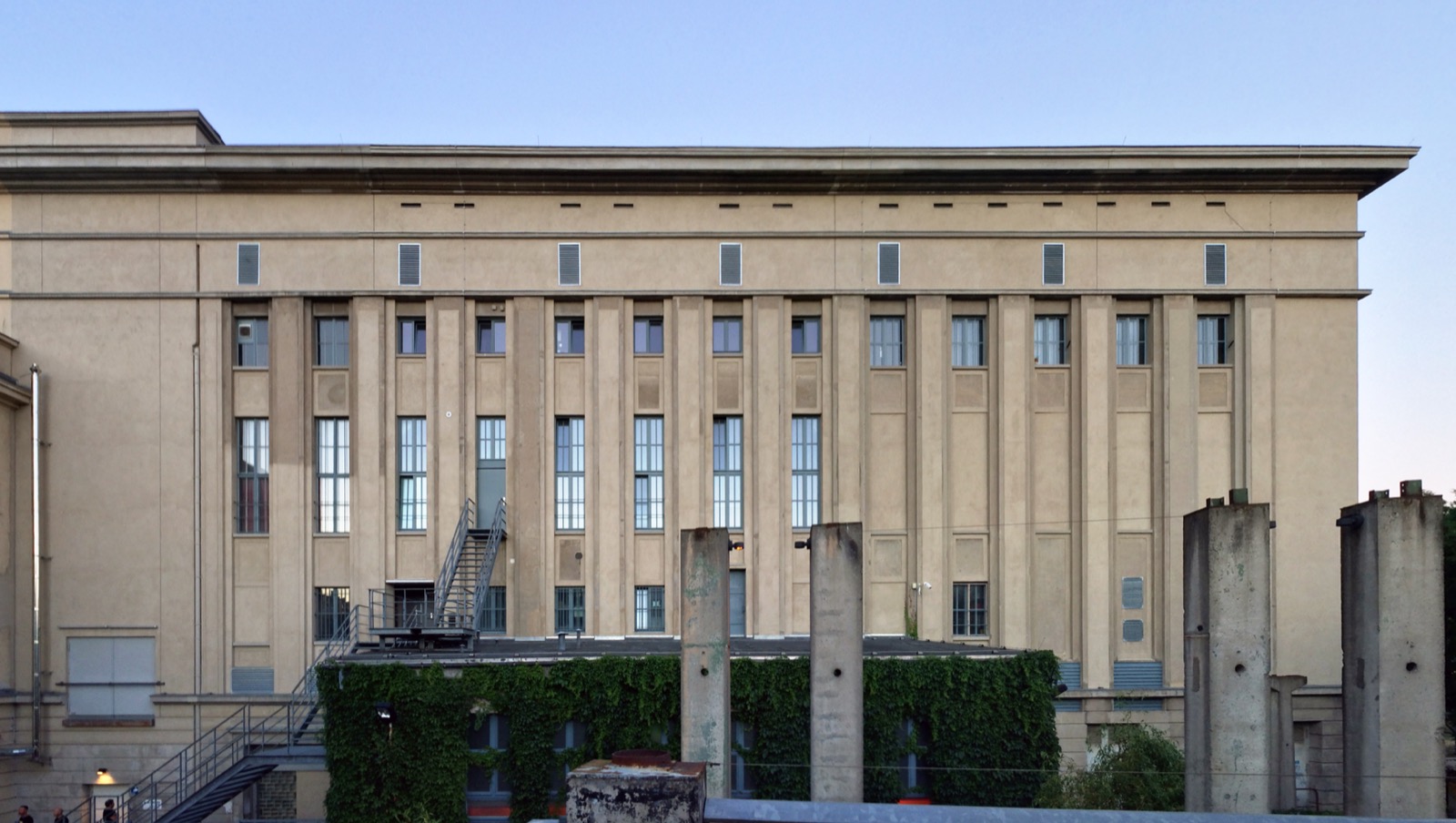 Das Berghain im ehemaligen Heizkraftwerk in Berlin-Friedrichshain bei Tageslicht