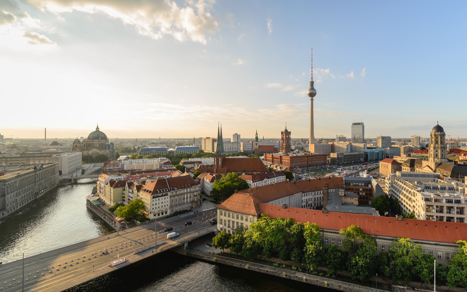 Skyline von Berlin-Mitte mit Fernsehturm im Sommer