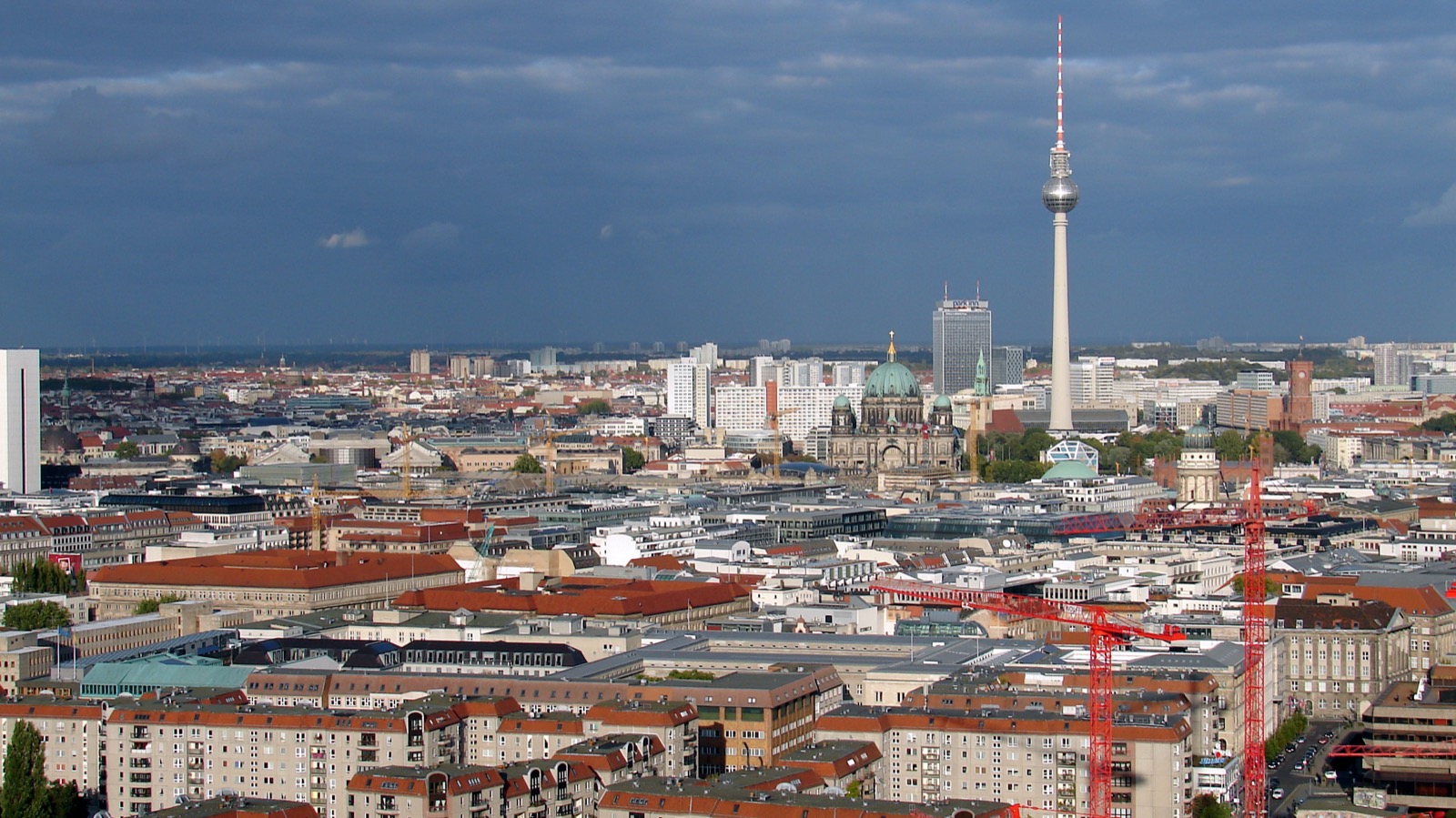 Berliner Skyline mit dem Fernsehturm am Alexanderplatz