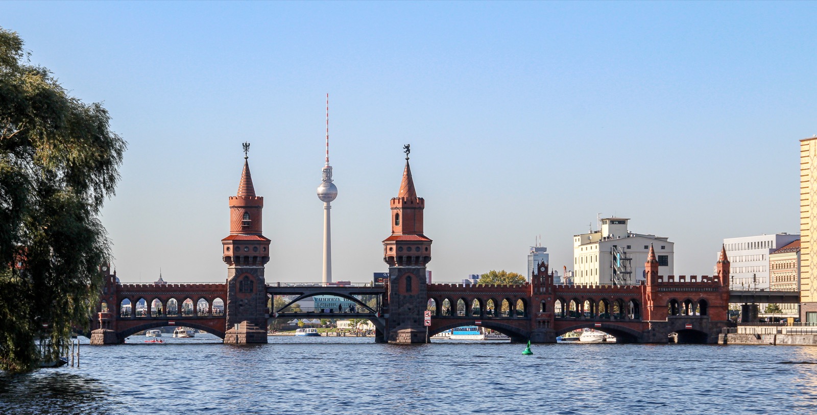 Die Oberbaumbrücke über der Spree zwischen Kreuzberg und Friedrichshain in Berlin