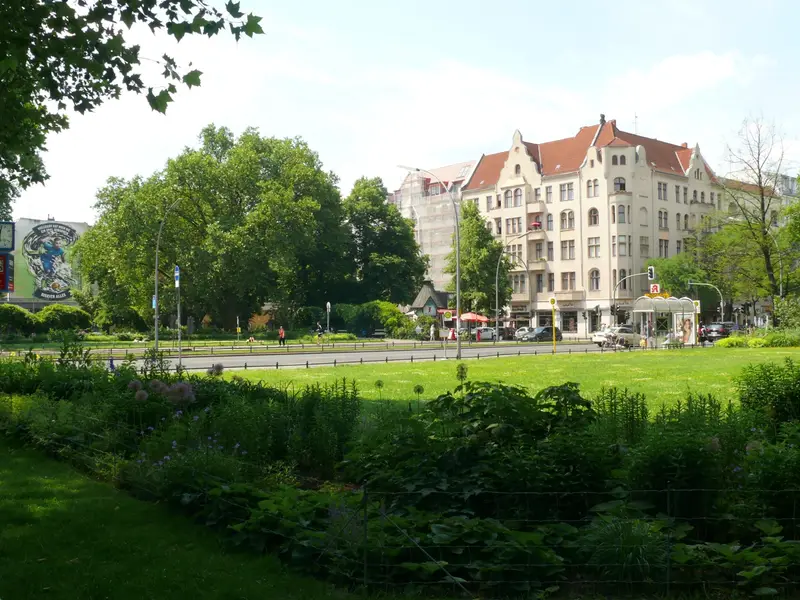 Savignyplatz in Berlin-Charlottenburg mit Grünanlage und Altbauten.