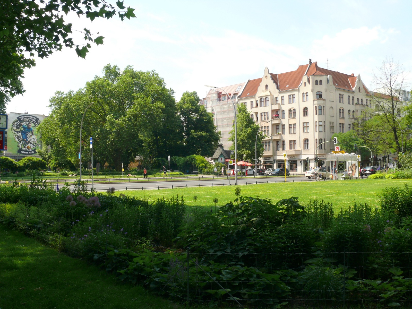 Savignyplatz in Berlin-Charlottenburg mit Grünanlage und Altbauten.