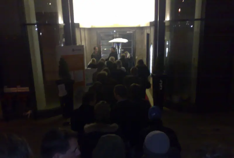 Warteschlange am Eingang des 40seconds Clubs in Berlin bei Nacht