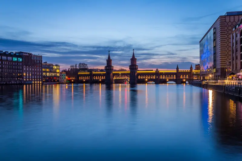 Oberbaumbrücke über die Spree zwischen Friedrichshain und Kreuzberg in Berlin