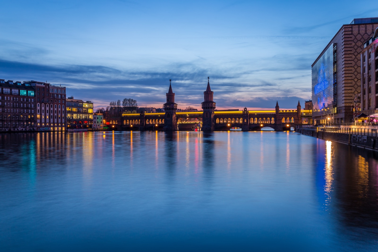 Oberbaumbrücke über die Spree zwischen Friedrichshain und Kreuzberg in Berlin