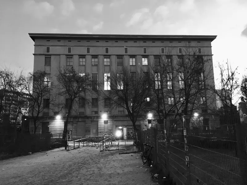 Berliner Club bei Nacht mit Lichtshow