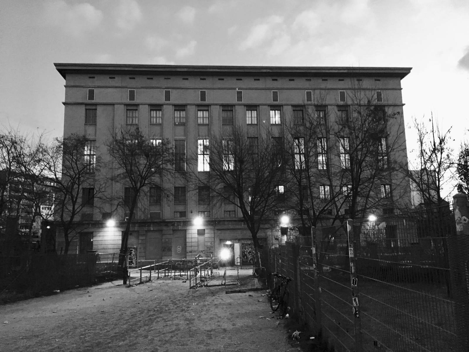 Berliner Club bei Nacht mit Lichtshow