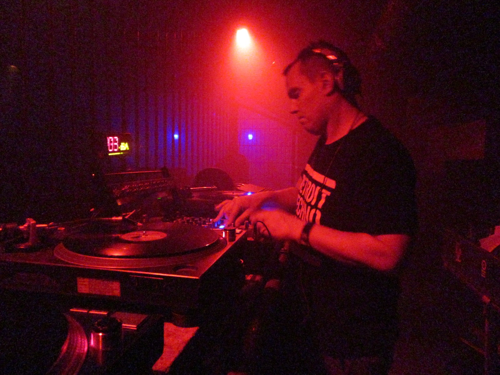 DJ legt im Tresor Club Berlin elektronische Musik auf