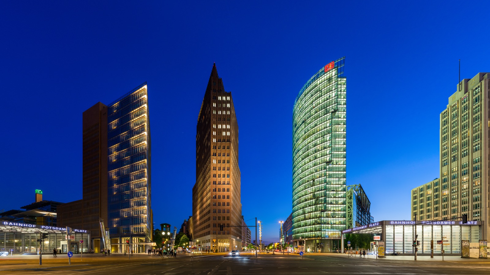 Nächtliche Langzeitbelichtung des Potsdamer Platz in Berlin mit beleuchteten Hochhäusern
