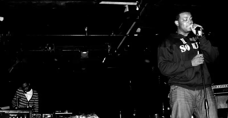 Hip-Hop-Künstler bei einem Live-Auftritt auf der Clubbühne