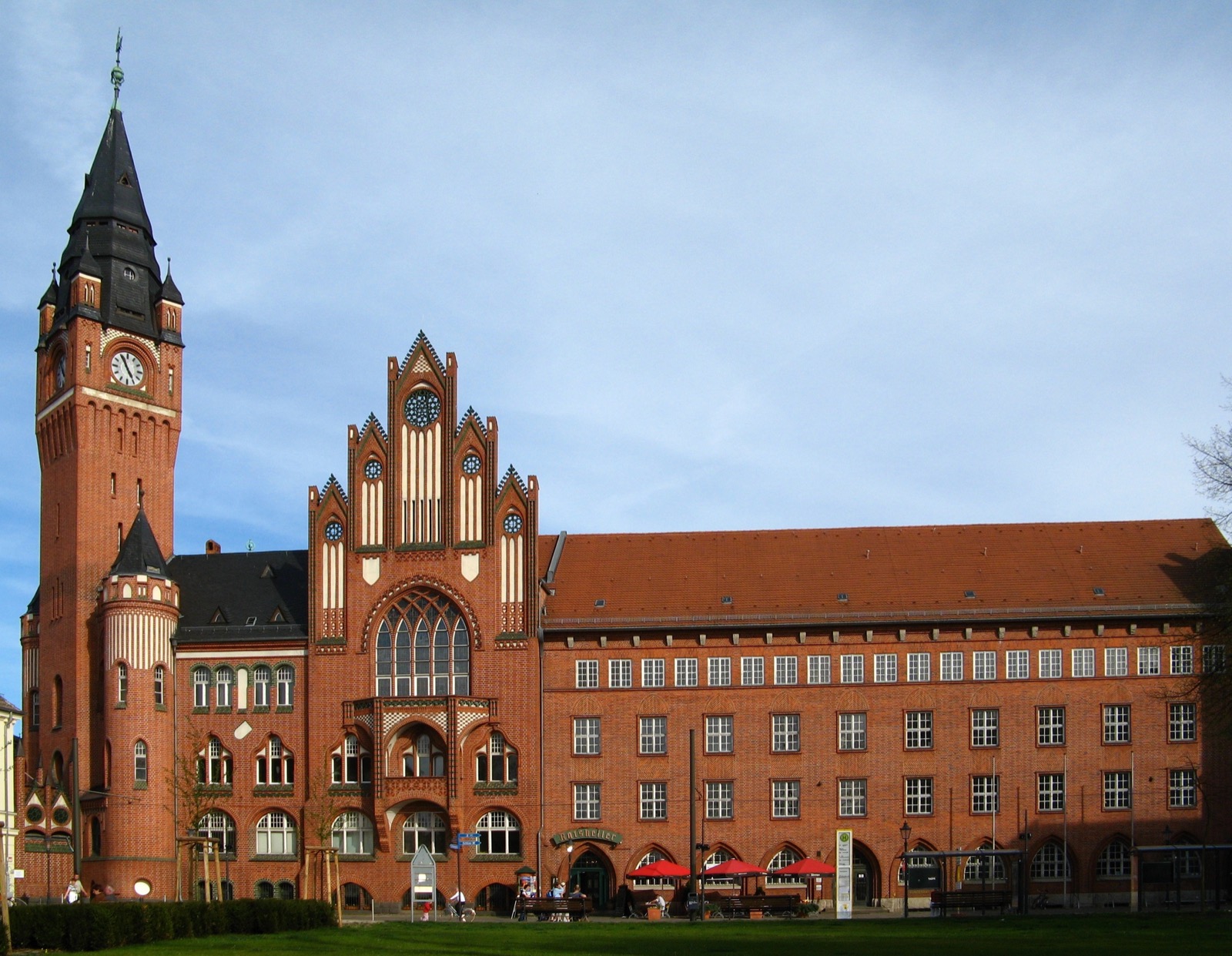 Das historische Rathaus Köpenick mit Backsteinturm in Berlin-Köpenick