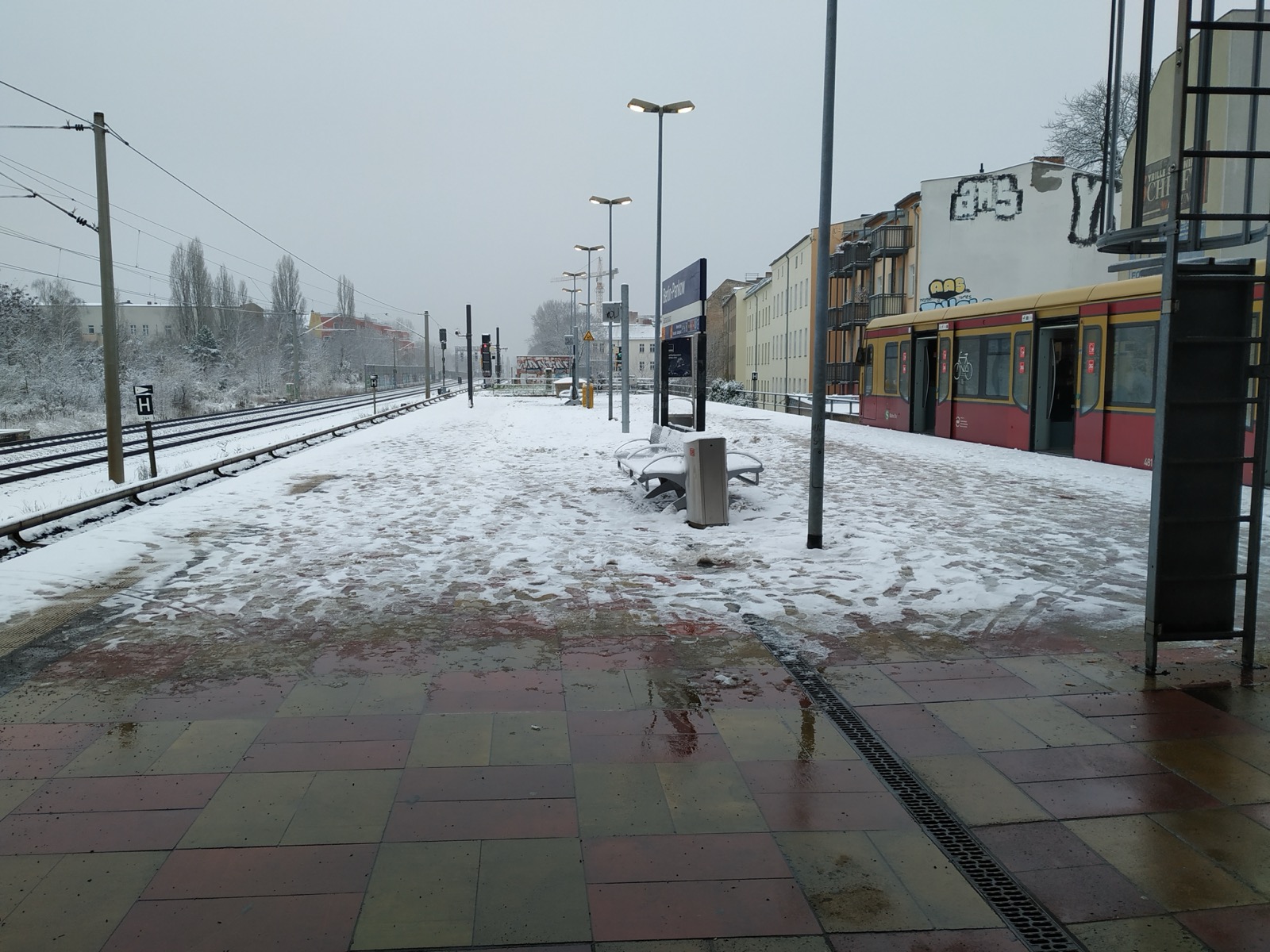 Verschneiter S-Bahnhof Berlin-Pankow im Winter