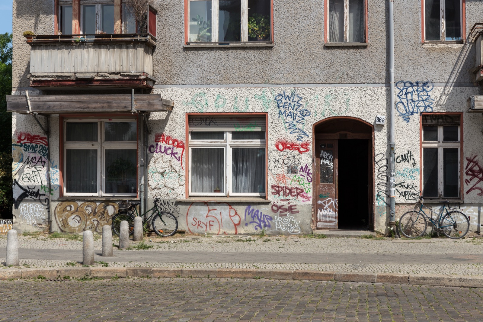 Eingangsbereich eines Altbau-Gebäudes in der Kopenhagener Straße in Berlin-Prenzlauer Berg