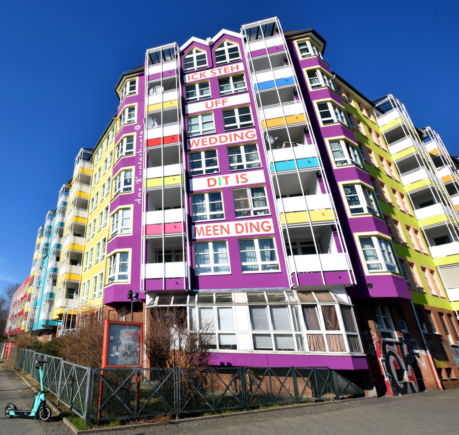 Wohngebäude an der Ecke Seestraße / Afrikanische Straße in Berlin-Wedding