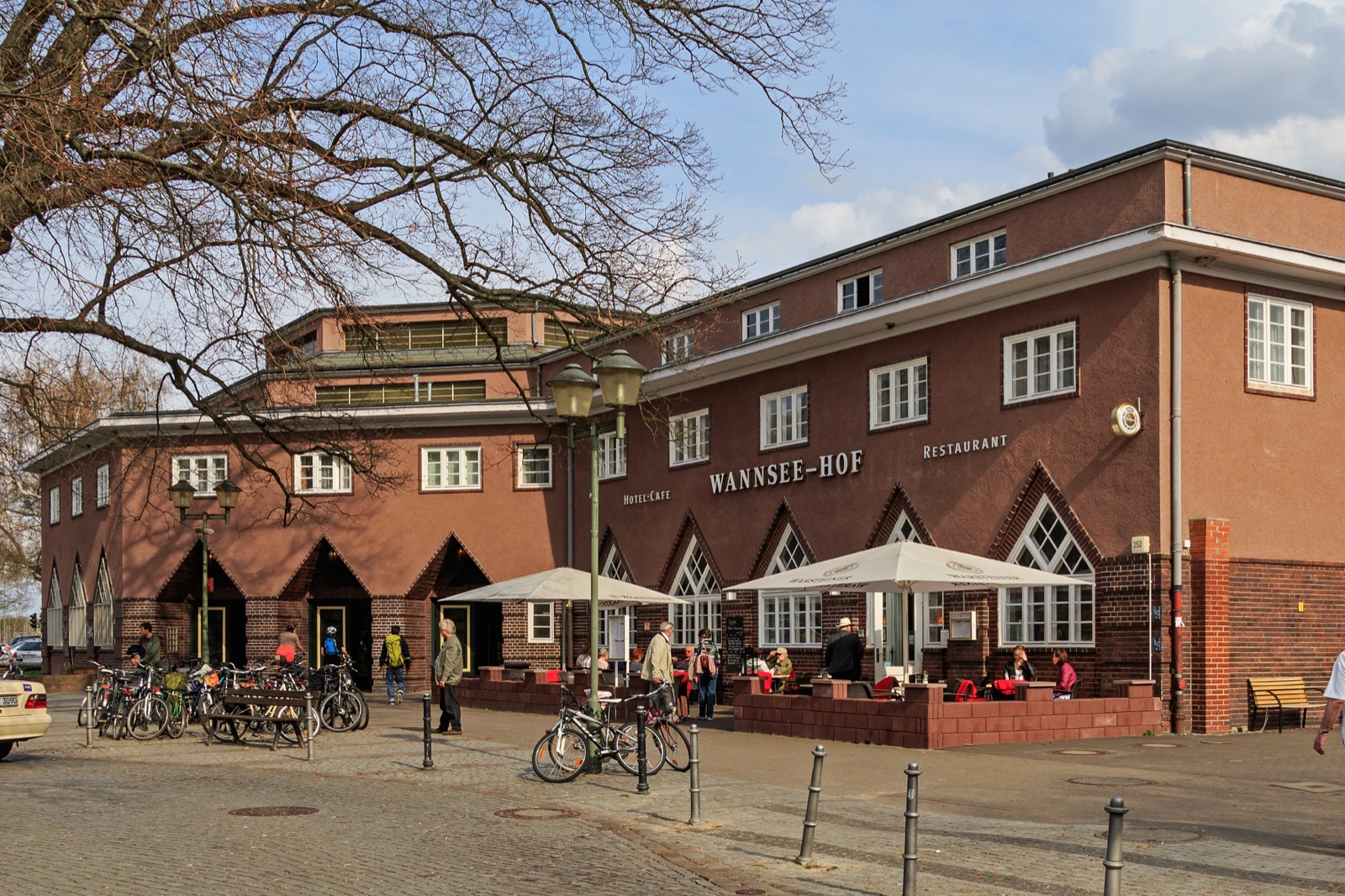Empfangsgebäude des Bahnhofs Berlin-Wannsee im Bezirk Zehlendorf.