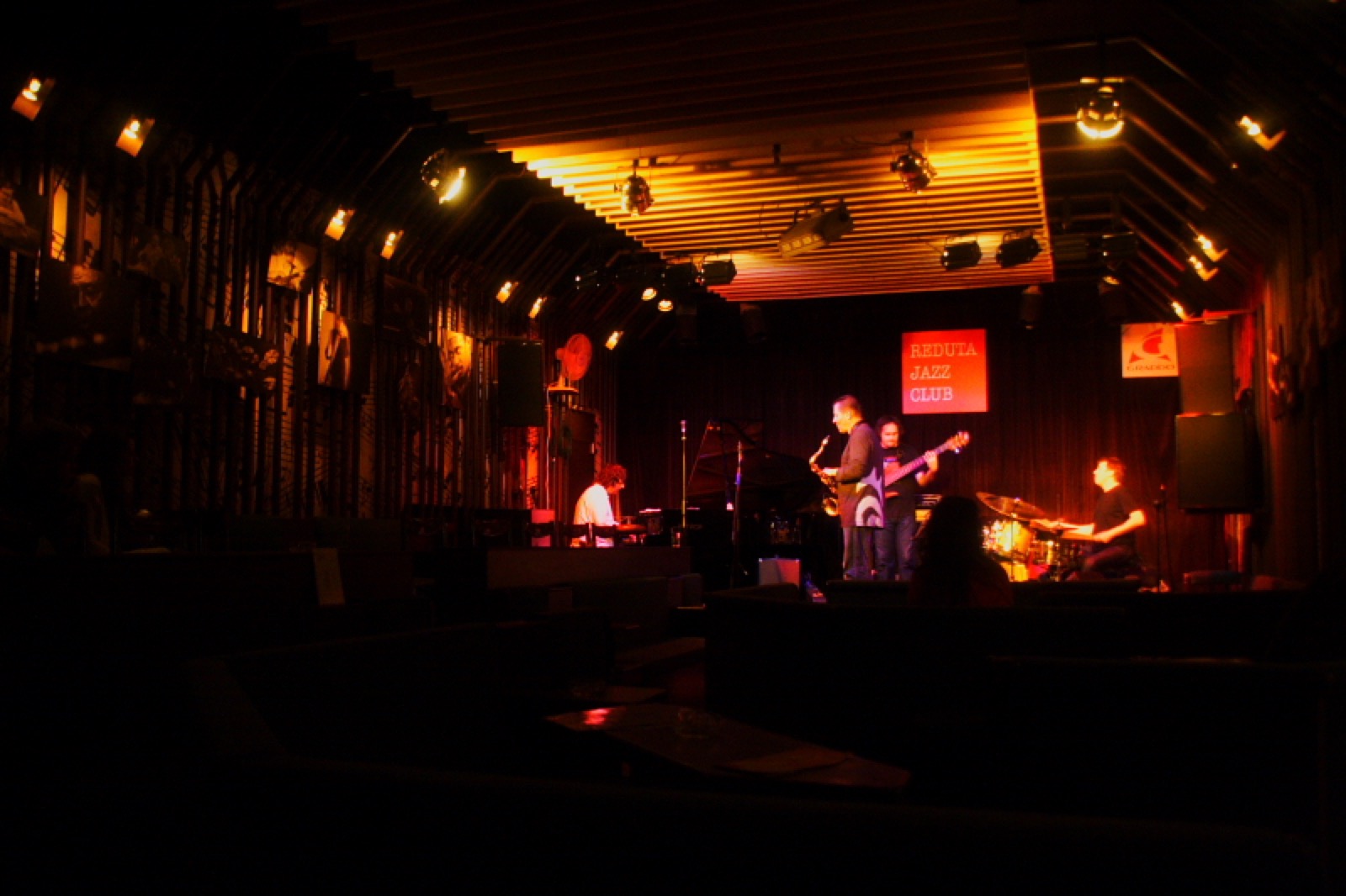 Live-Bühne in einem Jazzclub mit Musikern und gedämpftem Konzertlicht