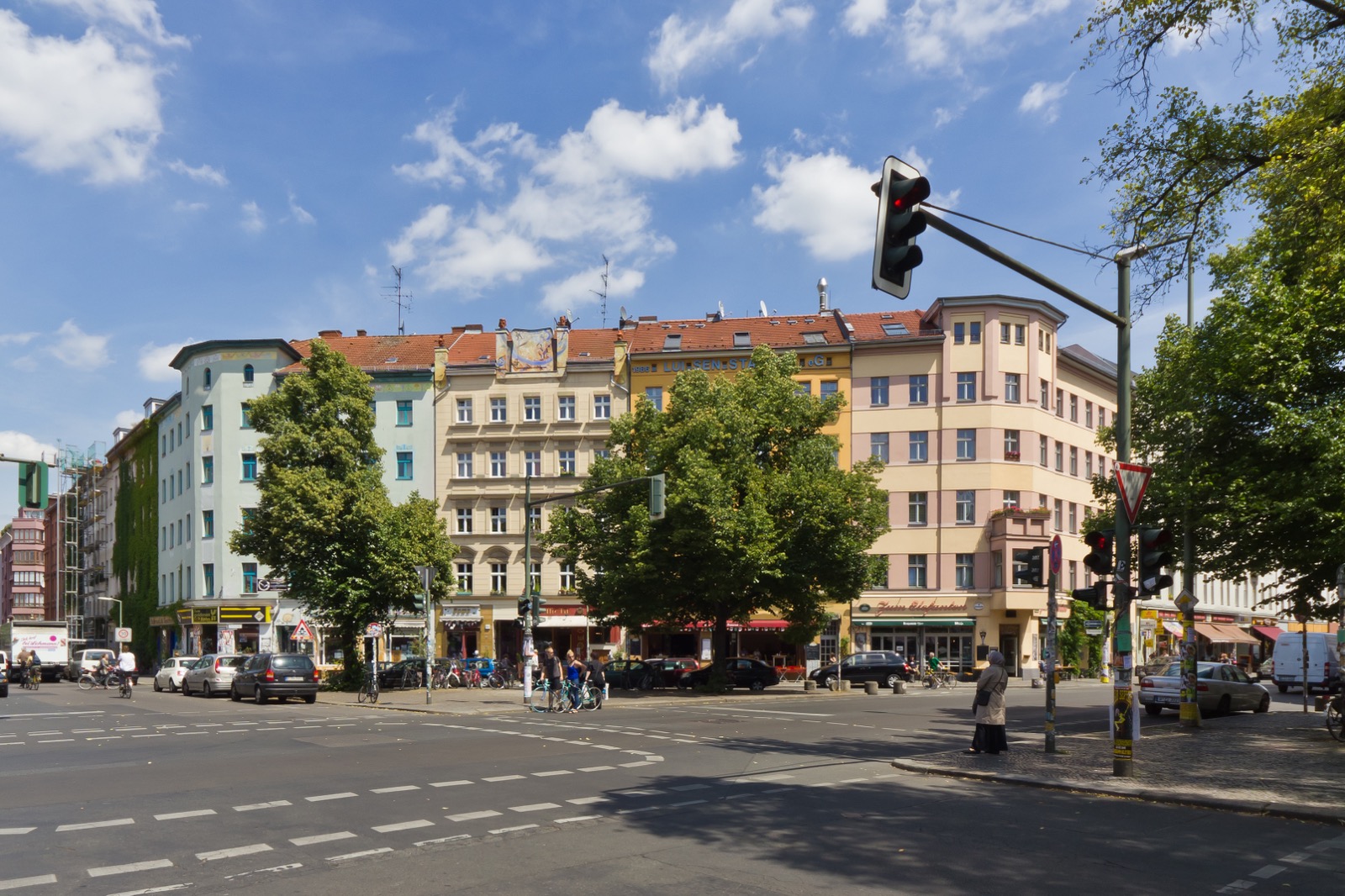 Heinrichplatz in Berlin-Kreuzberg mit Altbauten, Cafés und Bäumen im Sommer