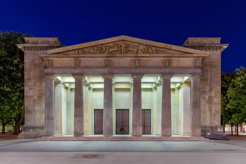 Die Neue Wache an der Straße Unter den Linden in Berlin-Mitte bei Nacht.