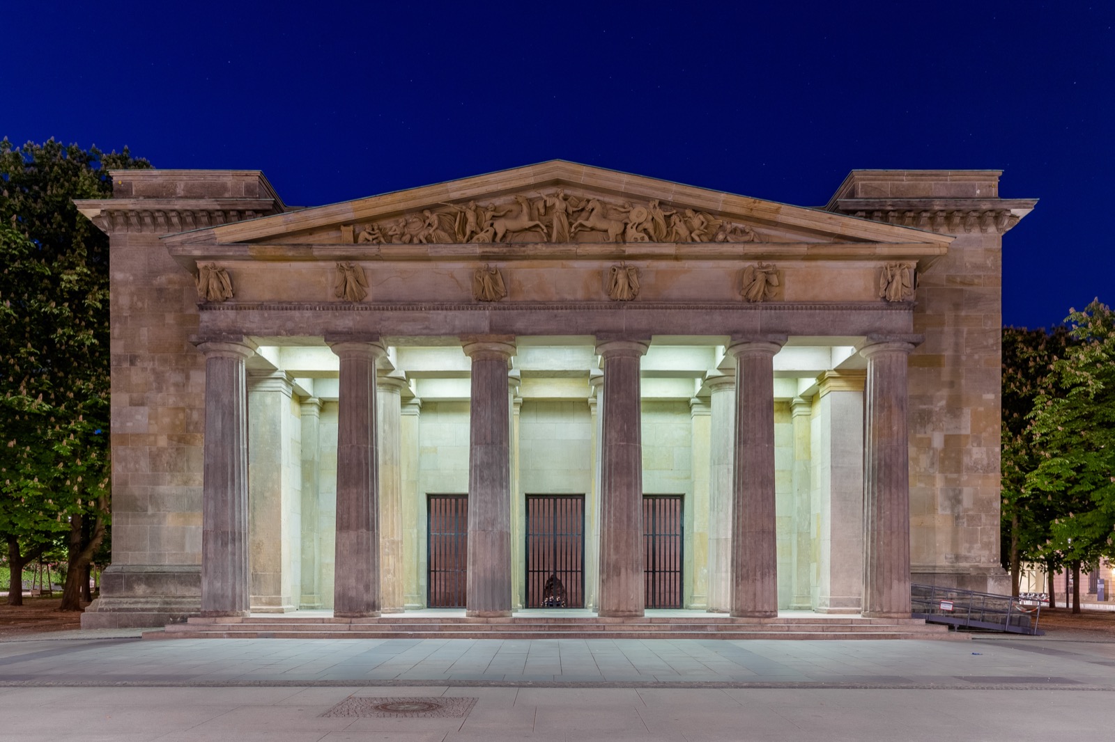 Die Neue Wache an der Straße Unter den Linden in Berlin-Mitte bei Nacht.