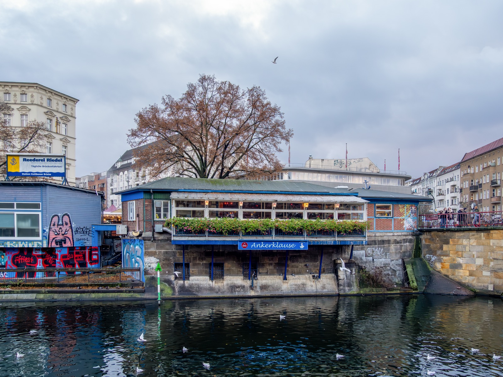 Die Ankerklause am Landwehrkanal in Berlin-Neukölln am Abend.