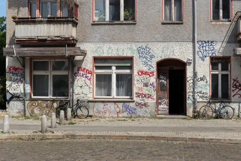 Altbau-Eingangsbereich an der Kopenhagener Straße in Berlin-Prenzlauer Berg.