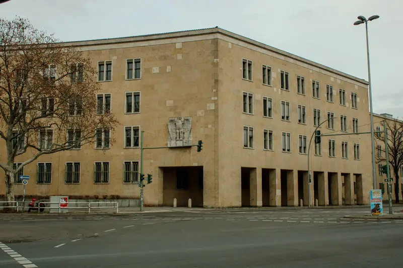 Das historische Verwaltungsgebäude des ehemaligen Flughafens Berlin Tempelhof.