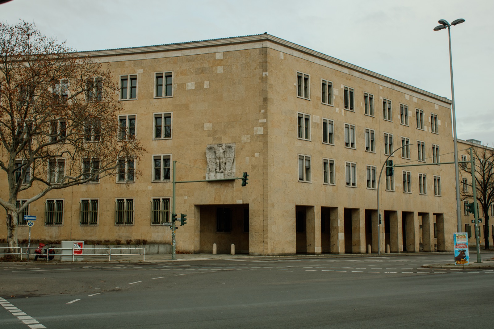 Das historische Verwaltungsgebäude des ehemaligen Flughafens Berlin Tempelhof.