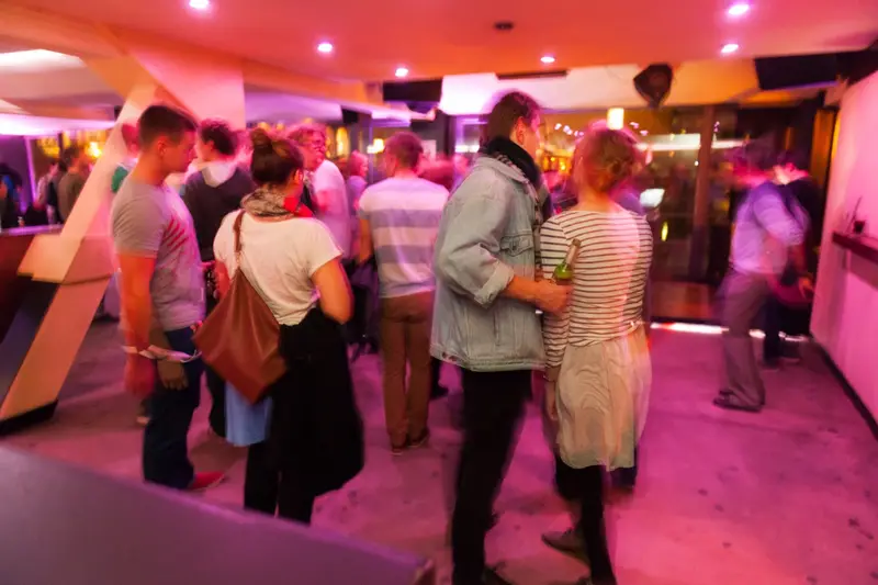 Innenraum des Watergate-Nachtclubs in Berlin mit Tanzfläche und Lichtinstallation