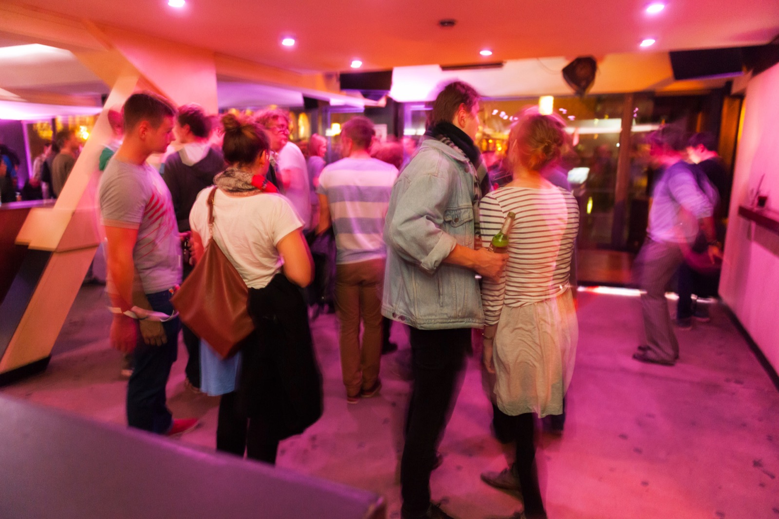 Innenraum des Watergate-Nachtclubs in Berlin mit Tanzfläche und Lichtinstallation