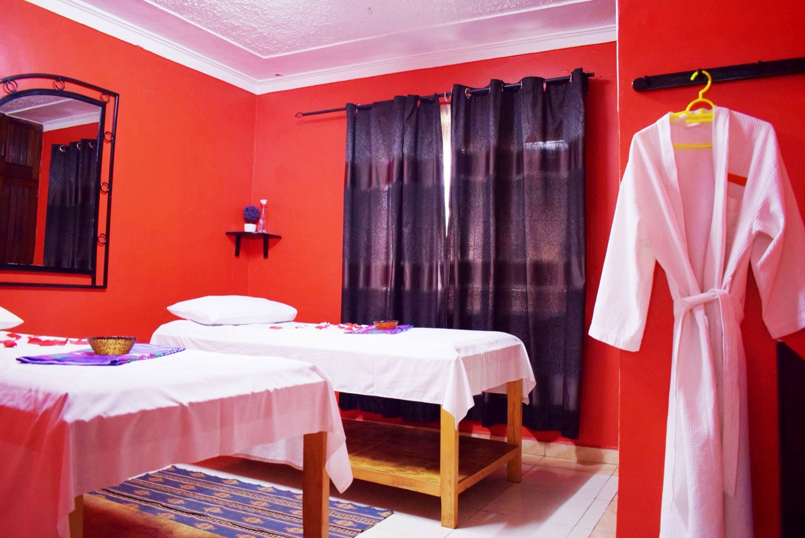 Ruhiger Entspannungsraum in einem Wellness-Spa mit Liegen und gedämpftem Licht.